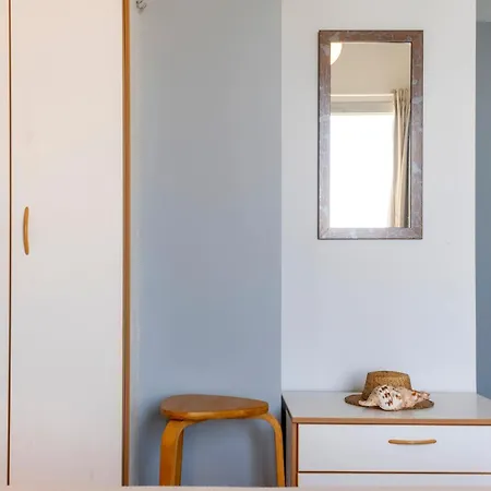 Ξενοδοχείο με διαμερίσματα Akroyiali -