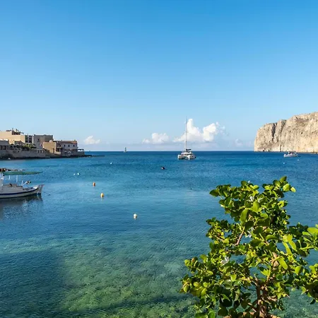 Ξενοδοχείο με διαμερίσματα Akroyiali - 3*